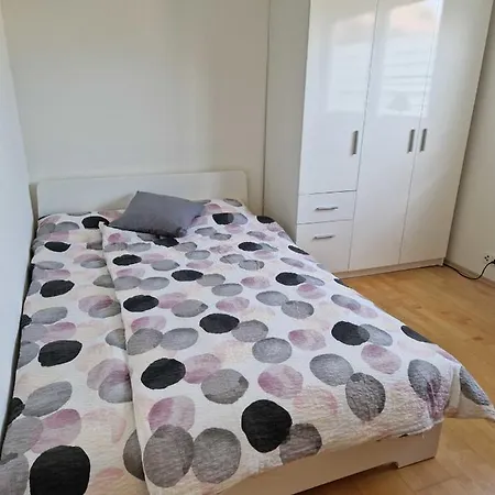 Apartment 3-zimmer-apartment Mit Balkon & Garten *